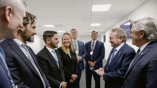 Un puma suelto. El excapitán de Los Pumas, Agustín Pichot, fue uno de los nexos para el desembarco de la empresa australiana en Río Negro. Ayer conversaron junto al presidente Fernández y otros funcionarios.
