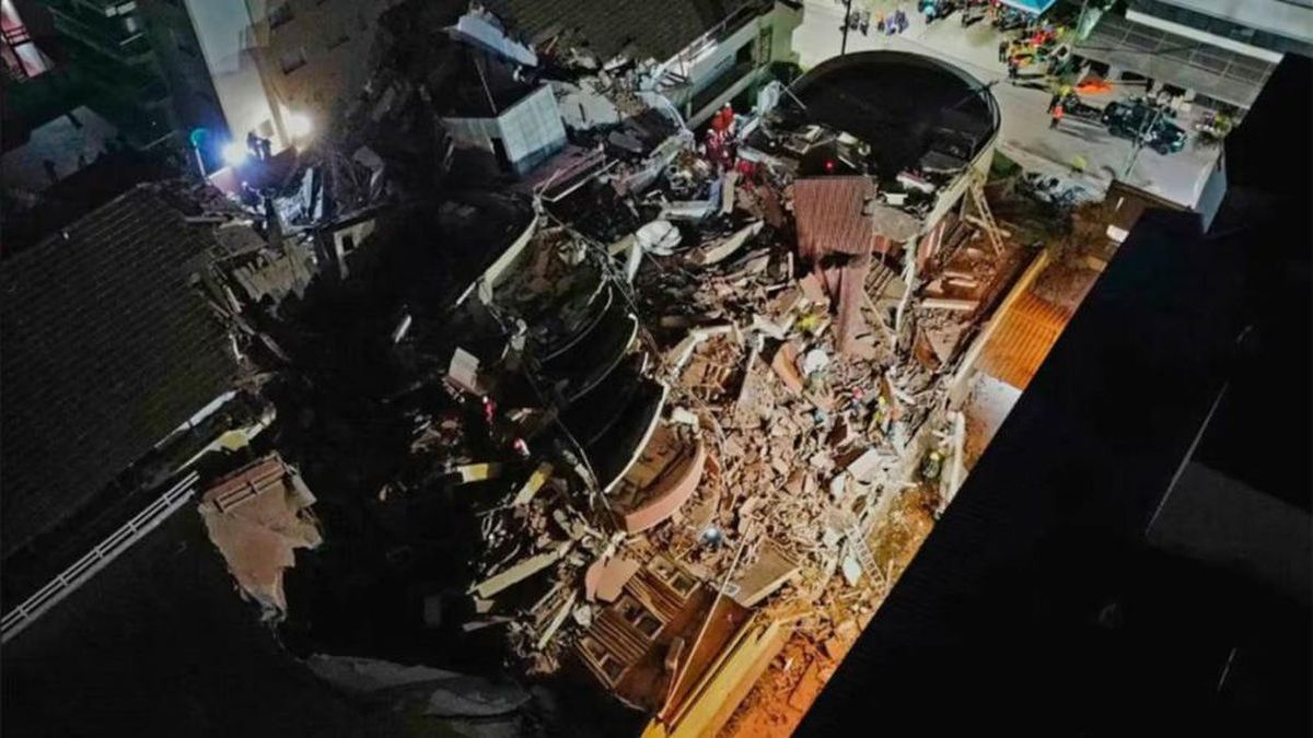 A hotel building collapsed in Villa Gesell and they are looking for nine people trapped in the rubble
