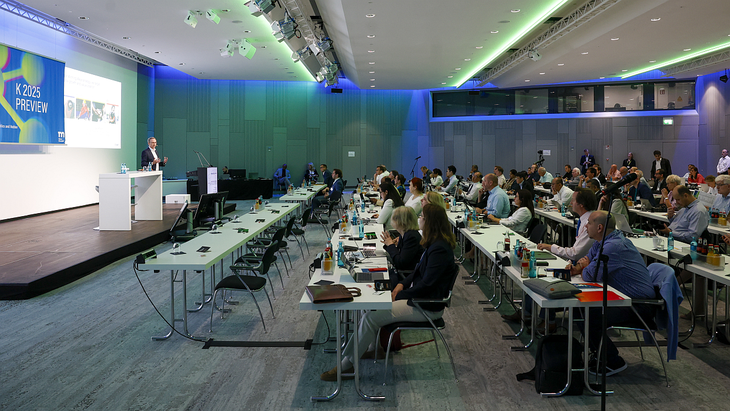 Durante la estadía en Düsseldorf se presentaron 15 conferencias de prensa celebradas por los expositores de la K y dos mesas redondas, con las novedades de productos y la actualidad del sector del plástico. Durante la estadía en Düsseldorf se presentaron 15 conferencias de prensa celebradas por los expositores de la K y dos mesas redondas, con las novedades de productos y la actualidad del sector del plástico.