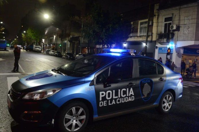 Efectivos de la Policía de la Ciudad que acudieron al lugar de los hechos trasladaron al damnificado a la comisaría más cercana para que prestara declaración sobre lo sucedido.