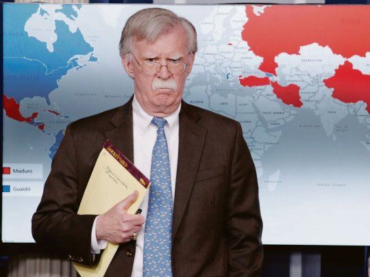 ¿OPCIÓN MILITAR?. En un descuido, el asesor de seguridad de Donald Trump, John Bolton, mostró una anotación de su cuaderno en la que se leía 5.000 tropas a Colombia, por lo que se abrió un interrogante sobre una posible acción armada. Al notar que se leía la escritura, rotó la página.&nbsp;&nbsp;
