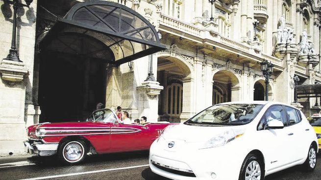 Cambio. En las principales ciudades cubanas empiezan a verse autos y cuatriciclos  eléctricos que desplazan a los viejos coches ante la falta de combustible.