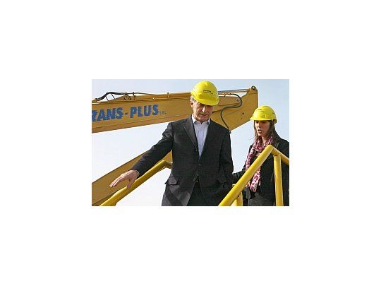 Mauricio Macri y María Eugenia Vidal en junio de 2011, en una visita en la Costanera norte a la apertura de la ataguía de desagüe del túnel aliviador corto del arroyo Maldonado.