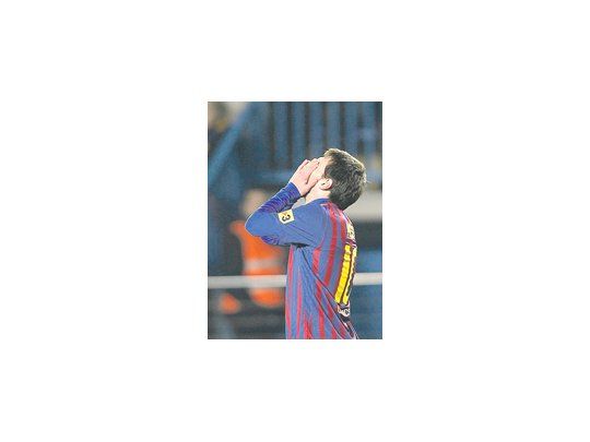 Lionel Messi se lamenta por un gol perdido ante el Villarreal. El argentino se quejó de los arbitrajes.