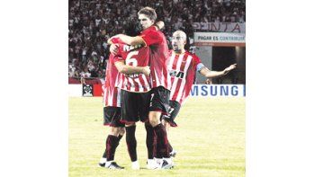 Todos abrazan a Pablo Barrientos. El Pitu marcó el único gol del partido de tiro libre y le dio la primera victoria a Estudiantes en la Copa Libertadores.