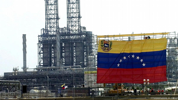 Intervención en Venezuela agrega presión geopolítica pero no revierte la caída del petróleo. Intervención en Venezuela agrega presión geopolítica pero no revierte la caída del petróleo.
