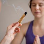 Para aprovechar los beneficios del Palo Santo, hay que usarlo de manera correcta. Para aprovechar los beneficios del Palo Santo, hay que usarlo de manera correcta.