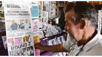 ámbito.com | DESCANSO. Los dos candidatos dieron declaraciones escuetas a los medios después de meses de campaña frenética. Los diarios de Brasilia reflejaron en sus portadas los resultados de los comicios.