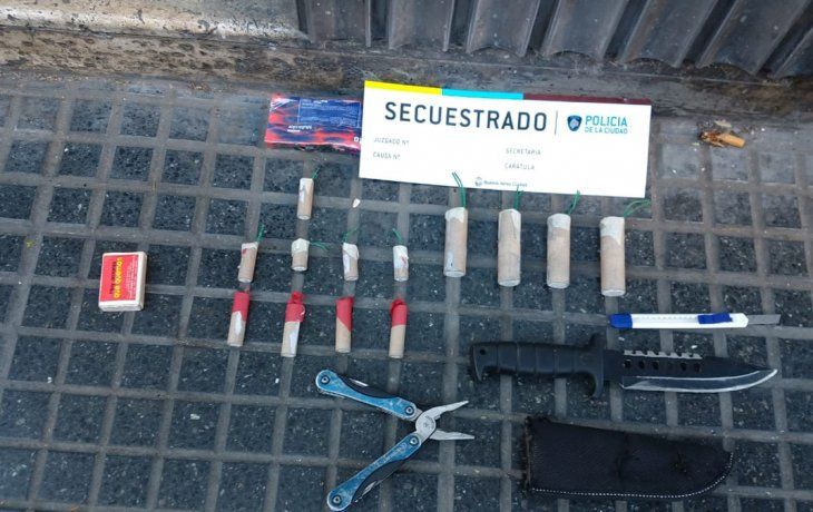 El hombre tenía en su poder un cuchillo de combate, un cutter, una navaja multiuso y varios petardos.&nbsp;