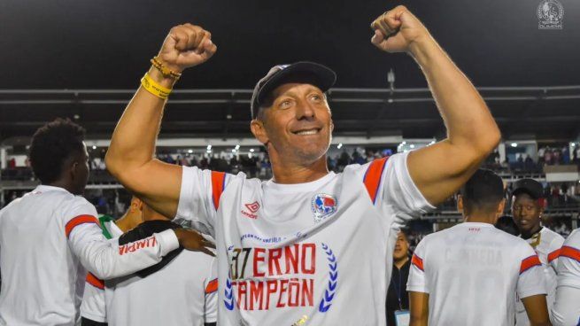 El técnico Pedro Troglio se coronó nuevamente campeón con Olimpia de Honduras. Es el cuarto título consecutivo y el noveno del argentino en el club olimpista.
