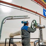 Un operario de YPF trabaja en una refinería cercana a Vaca Muerta, en el corazón de la producción energética argentina Un operario de YPF trabaja en una refinería cercana a Vaca Muerta, en el corazón de la producción energética argentina