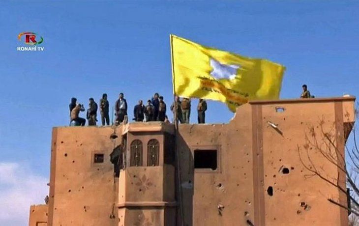 La bandera de los combatientes de las Fuerzas Democráticas Sirias,&nbsp;en la aldea de Baghuz.