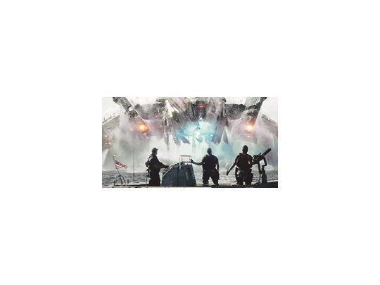 Híbrido entre comedia disparatada, cine catástrofe y absurdo combate contra extraterrestres, «Battleship-Batalla naval» sólo se sostiene por sus excelentes rubros técnicos.