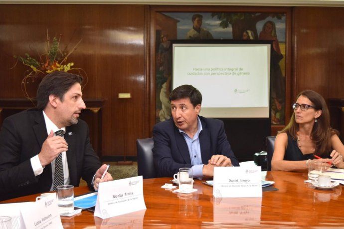 Nicolás Trotta, Daniel Arroyo y Elizabeth Gómez Alcorta. 