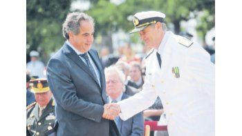 El ministro Julio Martínez estrecha la mano del nuevo titular de la Armada, Marcelo Srur, durante el acto en el Edificio Libertad. De fondo, el presidente provisional del Senado, Federico Pinedo, y autoridades militares.