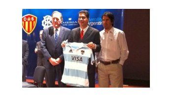 Navesi, Capitanich y Turnes durante la conferencia de prensa en que se presentó el amistoso que jugarán Pumas y Babarians en Chaco.