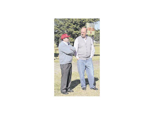 Especialistas en destete precoz, ingeniero Miguel Angel Fabbroni, de la División Nutrición Animal de ACA, y Ariel Monje, del INTA.