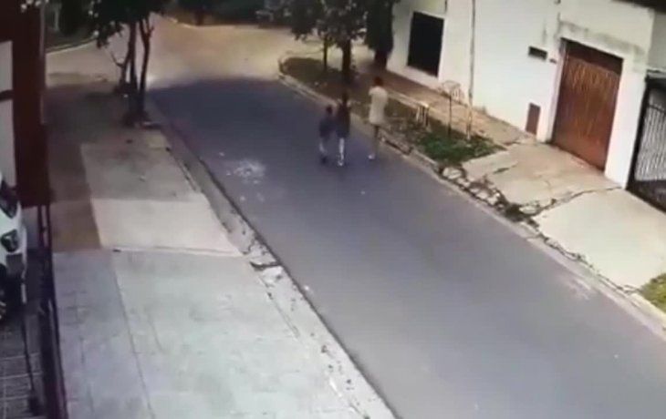 En la última imagen de Gloria, se la va con su hijo y con el asesino.