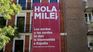 la bandera de bienvenida de pedro sanchez a milei en madrid: soy zurdo y a mucha honra