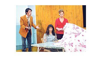 Laura Novoa, Marcos Montes y Silvina Bosco muestran las virtudes como director de actores de Mario Segade (responsable de varios éxitos de TV), cuya obra se alarga demasiado una vez planteado su tema.