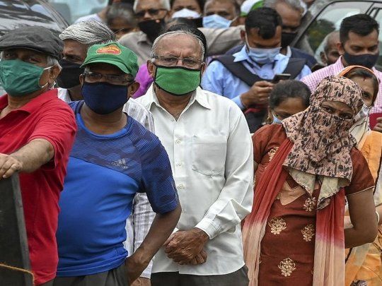 El gobierno instó a la gente a no hacer cola en los centros de vacunación.