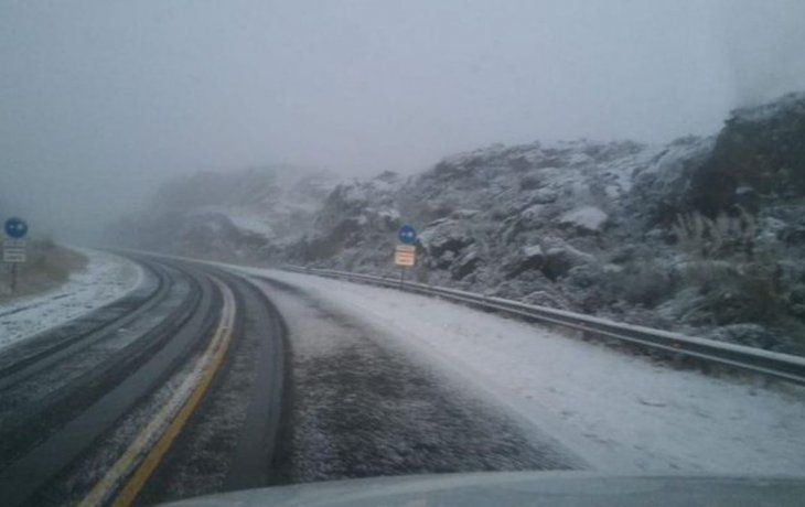 El pronóstico indica que el&nbsp;clima&nbsp;continuará fresco en la provincia, aunque a media mañana mermaron las&nbsp;lluvias&nbsp;y lloviznas y se aguarda buen clima a partir de la tarde con cielo despejado.