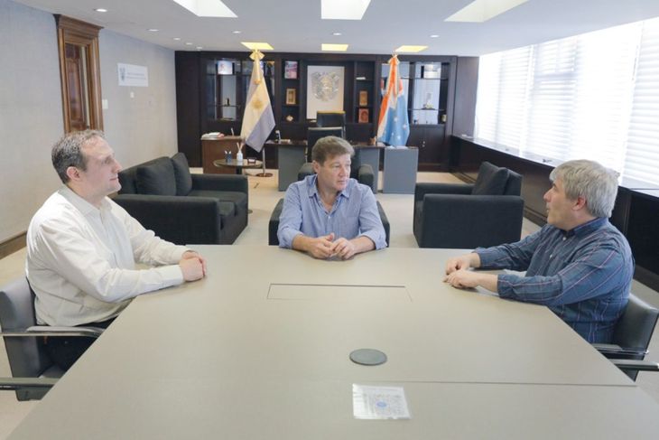 Jorge Canals, nuevo jefe de Gabinete de Tierra del Fuego, junto a Gustavo Melella y Alejandro Barrozo. Jorge Canals, nuevo jefe de Gabinete de Tierra del Fuego, junto a Gustavo Melella y Alejandro Barrozo.