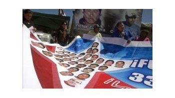 Familiares de los mineros conmemoraron dos meses del trágico derrumbe.
