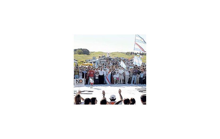El mandatario entrerriano volvió a castigar ayer a los ambientalistas con la advertencia de que apelará «a las fuerzas de seguridad» para impedir piquetes en pasos internacionales.