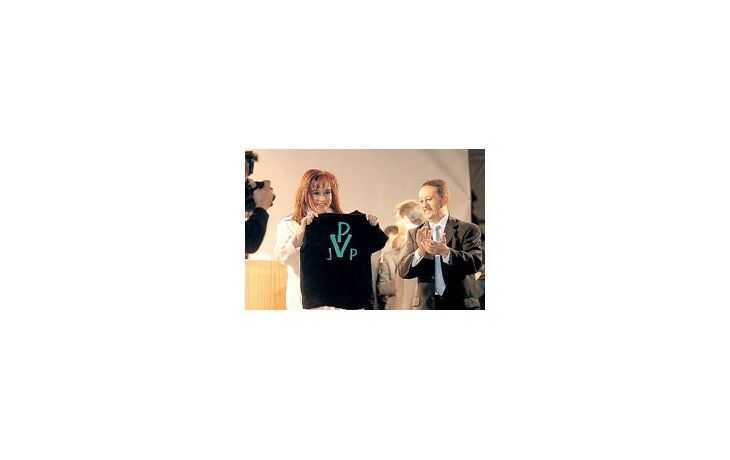 ámbito.com | Cristina de Kirchner y el gobernador, Celso Jaque, cruzaron elogios y merchandising peronistaen el acto en Mendoza.