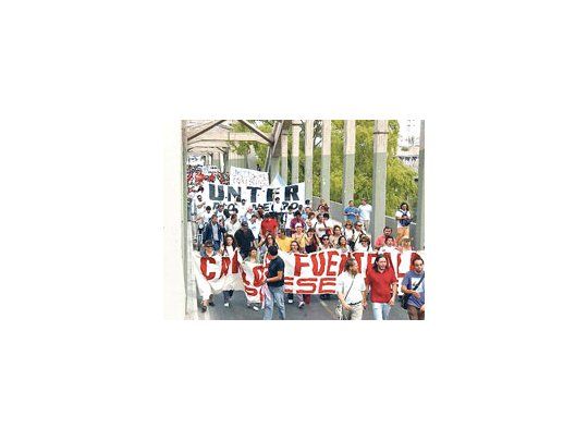 La virulenta huelga docente por reclamos incluye cortes de ruta. Ayer había expectativa por potenciales anuncios que descompriman el conflicto.