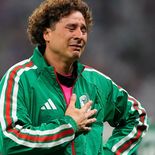 Con la derrota de México ante Inglaterra no solo quedó elimindo el Tri del Mundial, sino que además significó el retiro de la Selección de una leyenda: Guillermo Memo Ochoa. Con la derrota de México ante Inglaterra no solo quedó elimindo el Tri del Mundial, sino que además significó el retiro de la Selección de una leyenda: Guillermo Memo Ochoa.