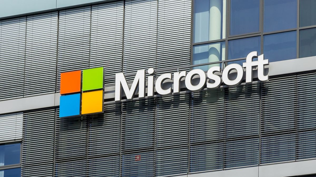 Microsoft recortó sus previsiones de ganancias y aseguró que se debe a la fortaleza del dólar