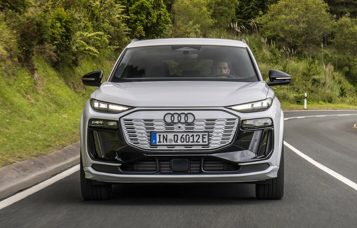 El Audi Q6 e-tron Performance acelera de 0 a 100 km/h en 6,6 segundos, alcanza una velocidad máxima limitada de 210 km/h y ofrece una autonomía declarada de hasta 641 kilómetros bajo ciclo WLTP.