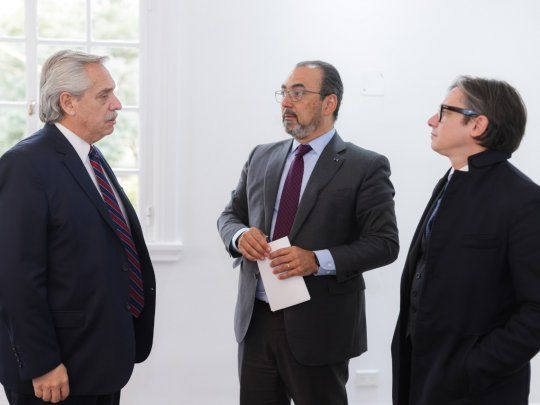 Alberto Fernández junto a Sergio Díaz Granados, presidente ejecutivo de CAF, banco de desarrollo de América Latina, y Christian Asinelli, Vicepresidente Corporativo de Programación Estratégica del organismo, en la firma de créditos.