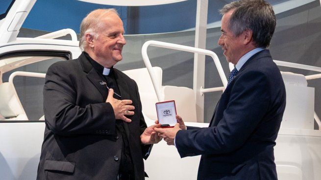 Gustavo Salinas, presidente de Toyota Argentina (derecha) y el monseñor Michael Wallace Banach