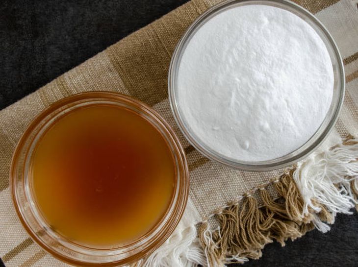 La combinación de vinagre blanco y bicarbonato de sodio forma una solución fungicida capaz de neutralizar hasta el 82 por ciento de las especies de moho presentes en superficies domésticas. La combinación de vinagre blanco y bicarbonato de sodio forma una solución fungicida capaz de neutralizar hasta el 82 por ciento de las especies de moho presentes en superficies domésticas.