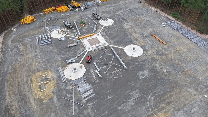 El diseño del aerogenerador más alto del mundo deja de lado el clásico formato tubular y adopta una estructura de celosía metálica de cuatro pilares, similar a las torres de alta tensión. El diseño del aerogenerador más alto del mundo deja de lado el clásico formato tubular y adopta una estructura de celosía metálica de cuatro pilares, similar a las torres de alta tensión.