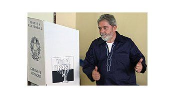 El presidente Luis Inacio Lula Da Silva votó hoy en una escuela de Sao Bernardo do Campo, 25 km al sur de San Pablo