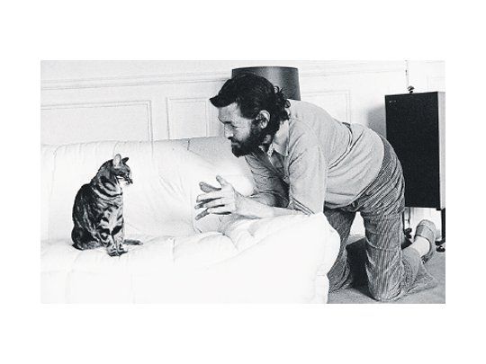 Con las muestras simultáneas “Los otros cielos” y “Los fotógrafos: ventanas a Julio Cortázar”, Bellas Artes logra un recorrido que nos permite enfrentarnos con diferentes facetas del escritor homenajeado.