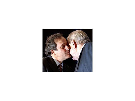 Platini saluda a Johannson antes de la votación que lo erigió como nuevo titular de la UEFA