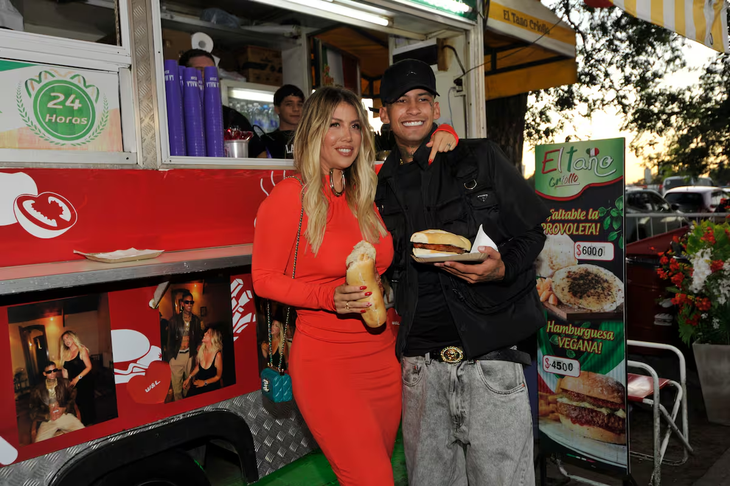 Wanda Nara and L-Gagan presented their first song together sharing a choripán on the Costanera