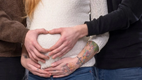 Fallo histórico: autorizaron que se inscriba a un bebé con dos papás y una mamá