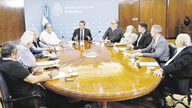 Cumbre. Sergio Massa, ayer con Andrés Rodríguez, Carlos Acuña, Gerardo Martínez, Jorge Sola, José Luis Lingeri, Héctor Daer, Armando Cavalieri, Emilio Pérsico, Chino Navarro y Daniel Menéndez.