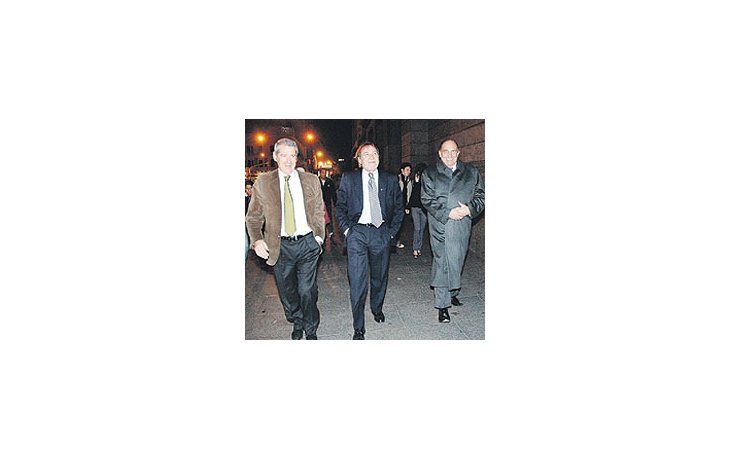 ámbito.com | Sonrientes, como si hubieran ganado, se retirabanayer tres de los más conspicuos diputados kirchneristas:Jorge Landau, Alberto Balestrini y José MaríaDíaz Bancalari. También ellos se ruborizaronpor la escasa solvencia del proyecto oficial por Aero