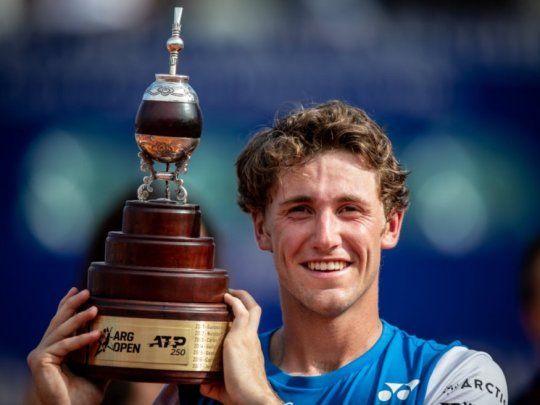 Casper Ruud y el trofeo de campeón en el ATP de Buenos Aires.