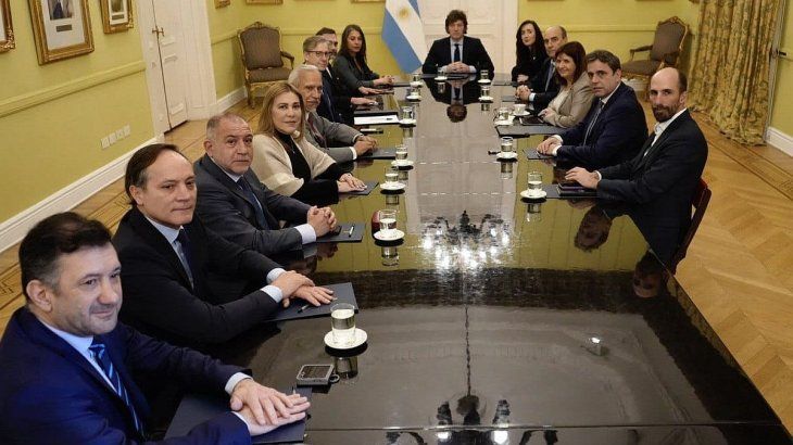 Milei con senadores dialoguistas.