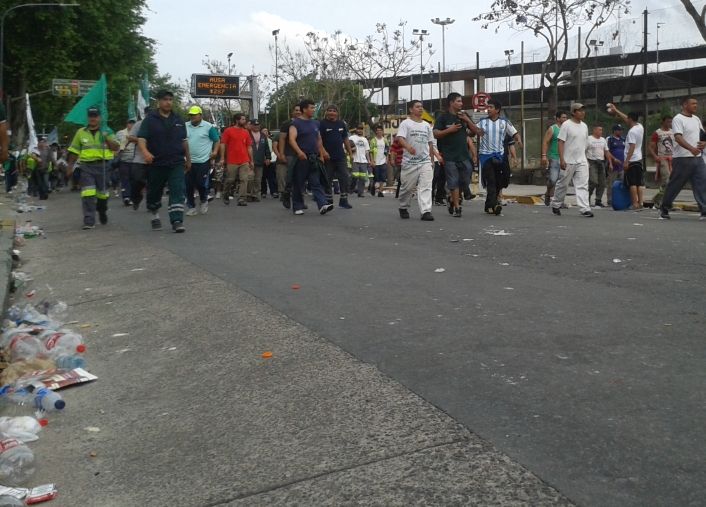 Clásico de acto moyanista: basura y caos de tránsito (foto 5)