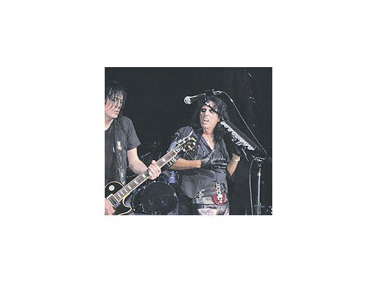 Según Keri Kelly, guitarrista de Alice Cooper (arriba junto allegendario rockero), «nunca les ocurrió nada parecido» a la«caótica» organización que rodeó al concierto del jueves enel Gran Rex.