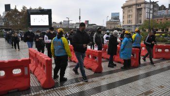El transporte público quedará limitado para el uso de personal esencial, que deberá renovar el permiso. Las salidas para los runners será por terminación de DNI y de 19 a 9 hs.